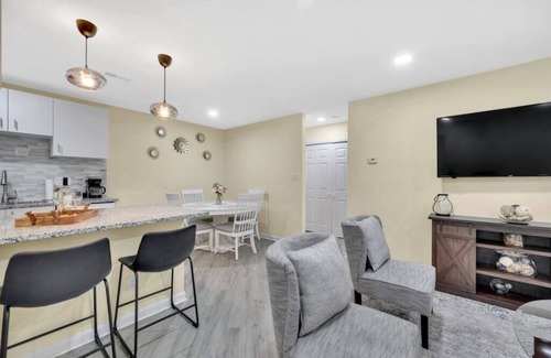 Charlotte House | Cozy 2 Bedroom Duplex w/Jacuzzi