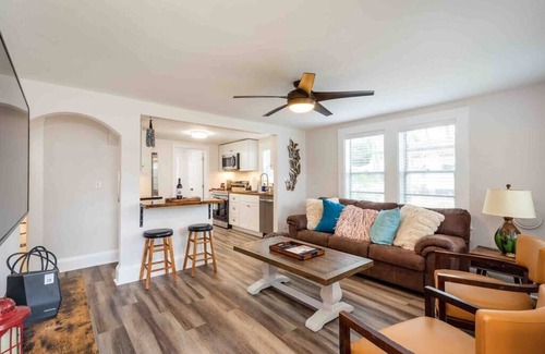 Palm Harbor House | Cozy 2 bedroom farmhouse cottage 11 minutes to beach, with hot tub