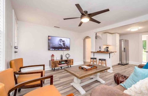 Palm Harbor House | Cozy 2 bedroom farmhouse cottage 11 minutes to beach, with hot tub