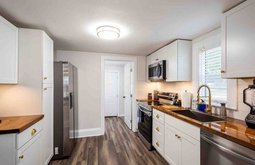 Palm Harbor House | Cozy 2 bedroom farmhouse cottage 11 minutes to beach, with hot tub