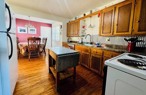 Lake Hallie House | Cozy 2-bedroom house in Lake Hallie - Between Chippewa Falls and Eau Claire