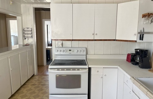 East Palo Alto House | Cozy 2-bedroom house with gated 2 car parking, 2 blocks from the bay