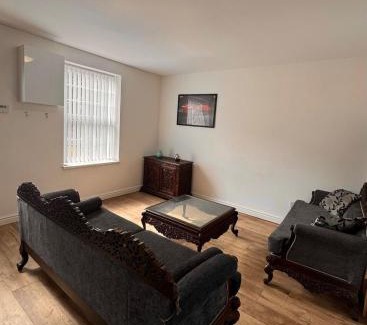Harehills Apartment | Cozy 2 Bedroom House, sleeps 6