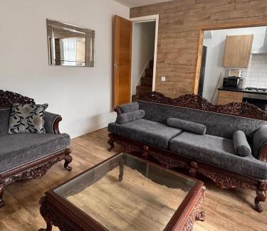 Harehills Apartment | Cozy 2 Bedroom House, sleeps 6