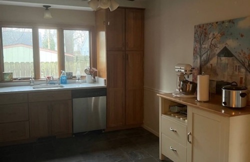 North Olmsted House | Cozy 2-bedroom house sleeps 6+ with heated inground pool in North Olmsted