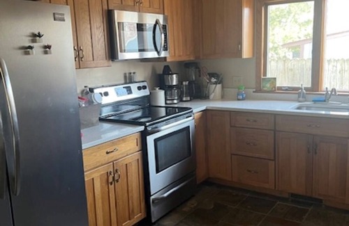 North Olmsted House | Cozy 2-bedroom house sleeps 6+ with heated inground pool in North Olmsted