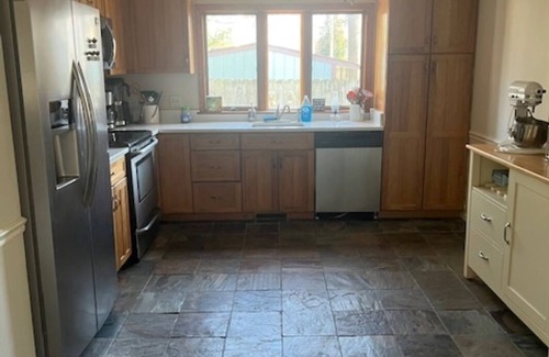 North Olmsted House | Cozy 2-bedroom house sleeps 6+ with heated inground pool in North Olmsted