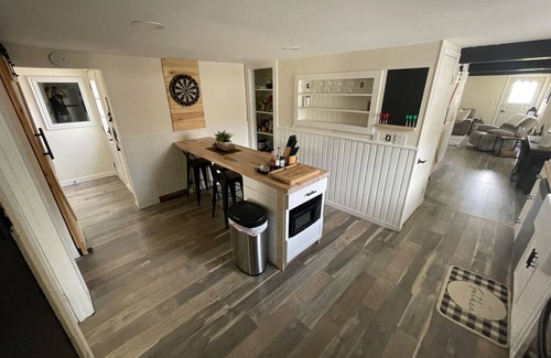 McKownville House | Cozy 2 bedroom home, Fast WIFI, Free Parking, BBQ