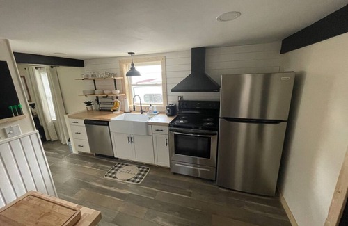 McKownville House | Cozy 2 bedroom home, Fast WIFI, Free Parking, BBQ