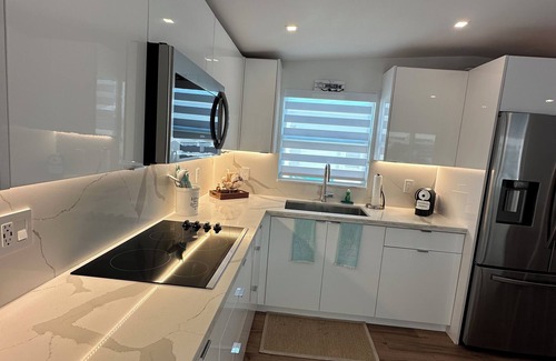 Twin Lakes House | Cozy 2-bedroom home in Key Largo with WiFi, AC & 45’ Private Docking.