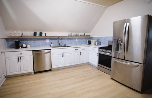 Irving Park East House | Cozy 2 Bedroom Home Near Downtown & Wrigley Field