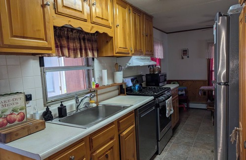 Salem House | Cozy 2-bedroom home Salem NY. close to Saratoga, Lake George NY & Vermont, AC