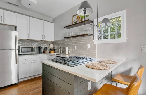 Harleston Village House | Cozy 2 Bedroom Home - Just Off Broad St - Downtown