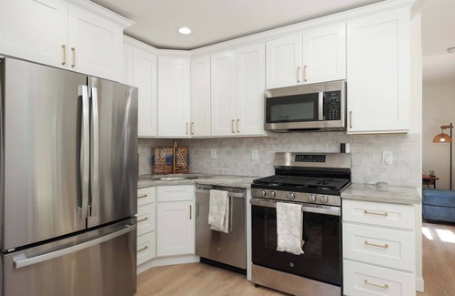 Long Branch House | Cozy 2-Bedroom Home: Modern Amenities, WiFi, and AC—3 Blocks from Pier Village