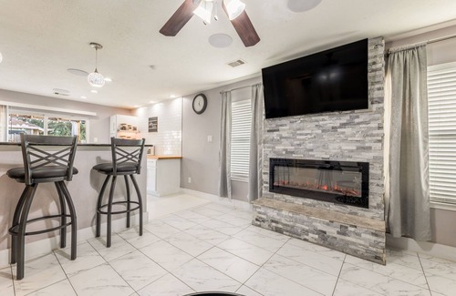 Houston House | Cozy 2-Bedroom Home w/Study Room near IAH Airport
