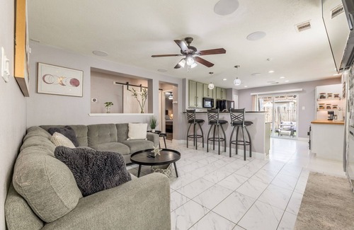 Houston House | Cozy 2-Bedroom Home w/Study Room near IAH Airport