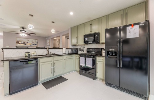 Houston House | Cozy 2-Bedroom Home w/Study Room near IAH Airport