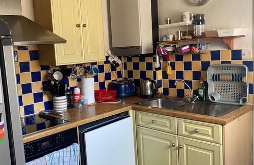 Chessington North and Hook House | Cozy 2 bedroom house