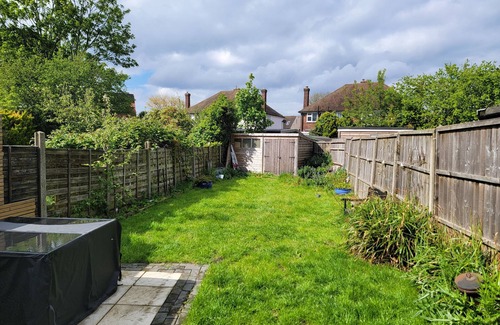 Chessington North and Hook House | Cozy 2 bedroom house