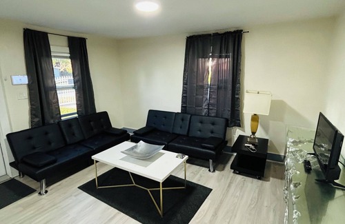 Gladeview House | Cozy 2-bedroom house in enjoyable Miami with WiFi, AC, and close to everything!