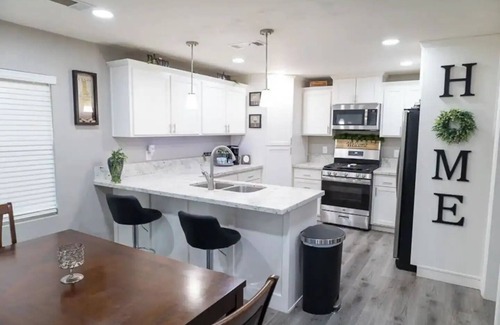 Dinuba House | Cozy 2-bedroom house in charming Dinuba with AC, WiFi, a pool and a fitness room