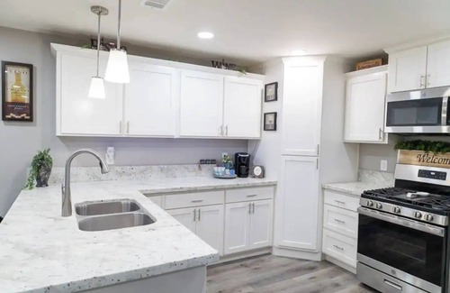 Dinuba House | Cozy 2-bedroom house in charming Dinuba with AC, WiFi, a pool and a fitness room
