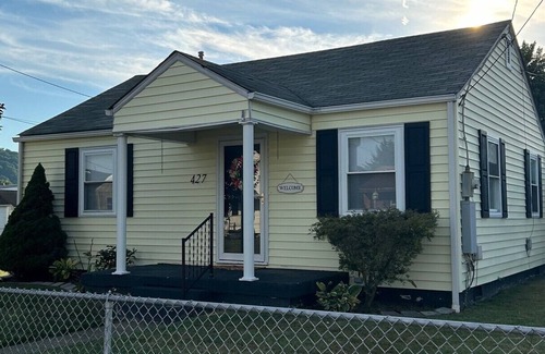 Dunbar House | Cozy 2-bedroom house in nice Dunbar with WiFi, AC