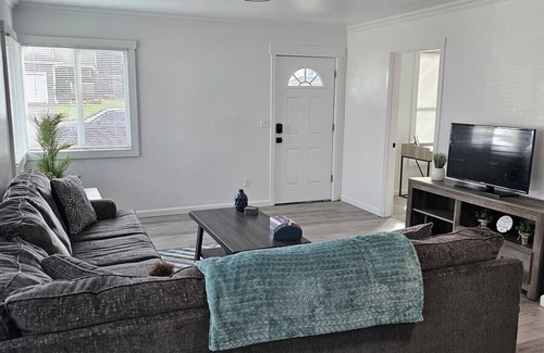 South Tacoma House | Cozy 2-bedroom house in Tacoma with AC, WiFi