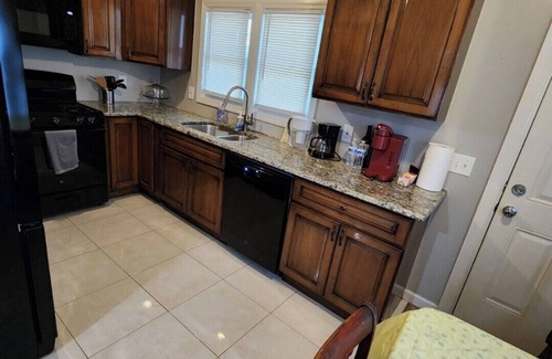 Teaneck House | Cozy 2-bedroom house in welcoming Teaneck with AC, WiFi