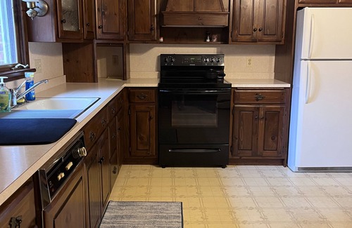 Dauberville House | Cozy 2-bedroom house outside Reading with WiFi, three-season room.