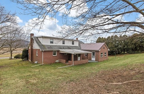 Dauberville House | Cozy 2-bedroom house outside Reading with WiFi, three-season room.