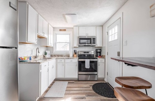 Little City House | Cozy 2 Bedroom House!
