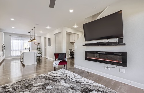 Centennial House | Cozy 2-bedroom house Rooftop Deck WiFi, AC
