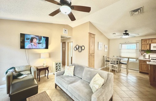 Pittmann House | Cozy 2-bedroom house in Henderson with WiFi, AC, Solar
