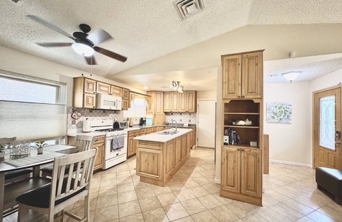 Pittmann House | Cozy 2-bedroom house in Henderson with WiFi, AC, Solar
