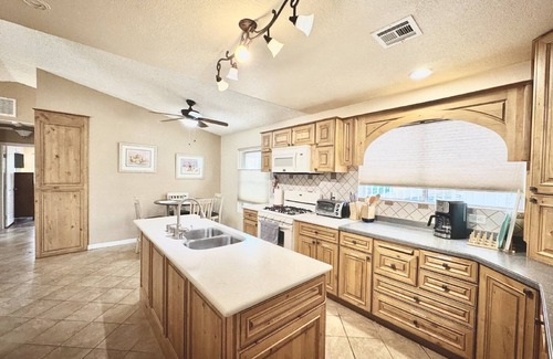 Pittmann House | Cozy 2-bedroom house in Henderson with WiFi, AC, Solar