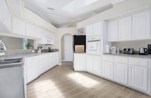 North Port House | Cozy 2-bedroom house in North Port with Caged Pool and Canal