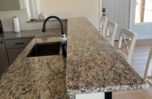 Davenport House | Cozy 2-bedroom house in phenomenal Seven Bays with AC, WiFi