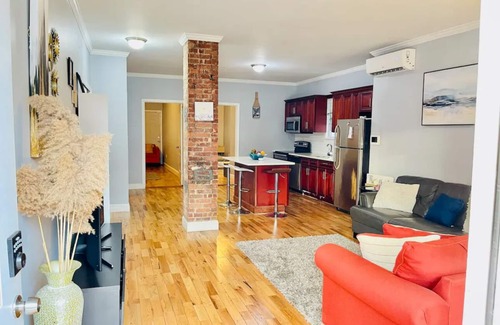 Williamsbridge House | Cozy 2-bedroom house in welcoming The Bronx with AC, WiFi