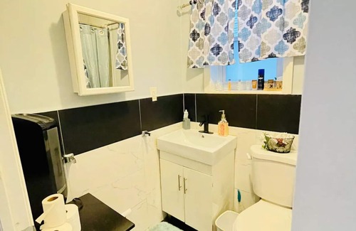 Williamsbridge House | Cozy 2-bedroom house in welcoming The Bronx with AC, WiFi