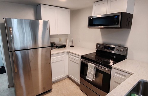 Tampa House | cozy 2-bedroom house with WiFi, AC in welcoming Tampa