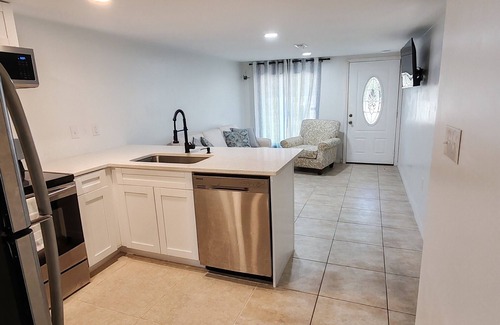 Tampa House | cozy 2-bedroom house with WiFi, AC in welcoming Tampa