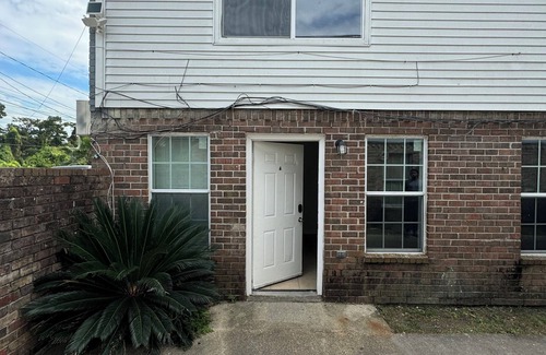 Harvey House | Cozy 2-bedroom in Harvey with fast wifi. Apt A