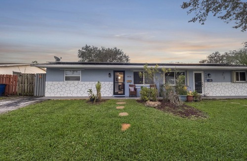 Cooper City House | Cozy 2-bedroom, King Bed, private yard, firepit