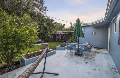 Cooper City House | Cozy 2-bedroom, King Bed, private yard, firepit