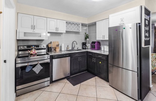 Cooper City House | Cozy 2-bedroom, King Bed, private yard, firepit