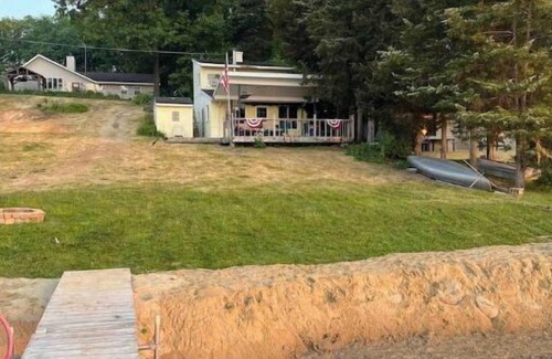Brighton Cottage | Cozy - 2 Bedroom, Lakefront Cottage UMich and MSU