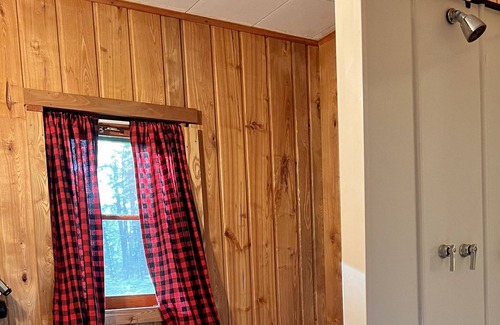 Iron County Cabin | Cozy 2 Bedroom Lakefront Cabin Turtle Point Outpost|Box Turtle