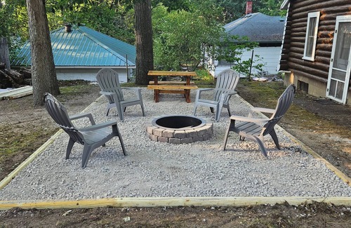 Houghton Lake Cabin | Cozy 2-bedroom log cabin in charming Houghton Lake with AC