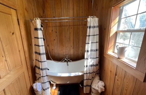 Cut Off Cabin | Cozy 2-bedroom lodge in enjoyable Cut Off with WiFi, AC